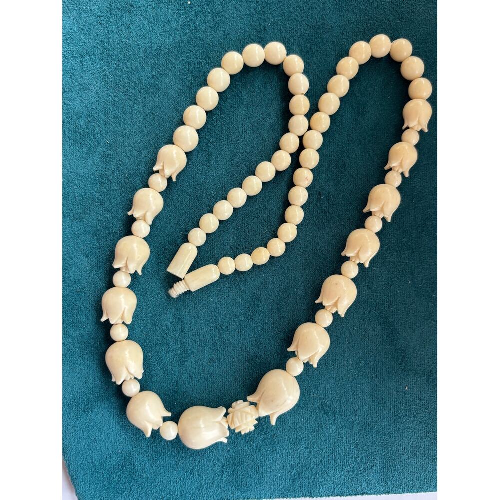 Vintage 1940's Celluloid Tulip Graduated Beads Necklace - Picture 2 of 6